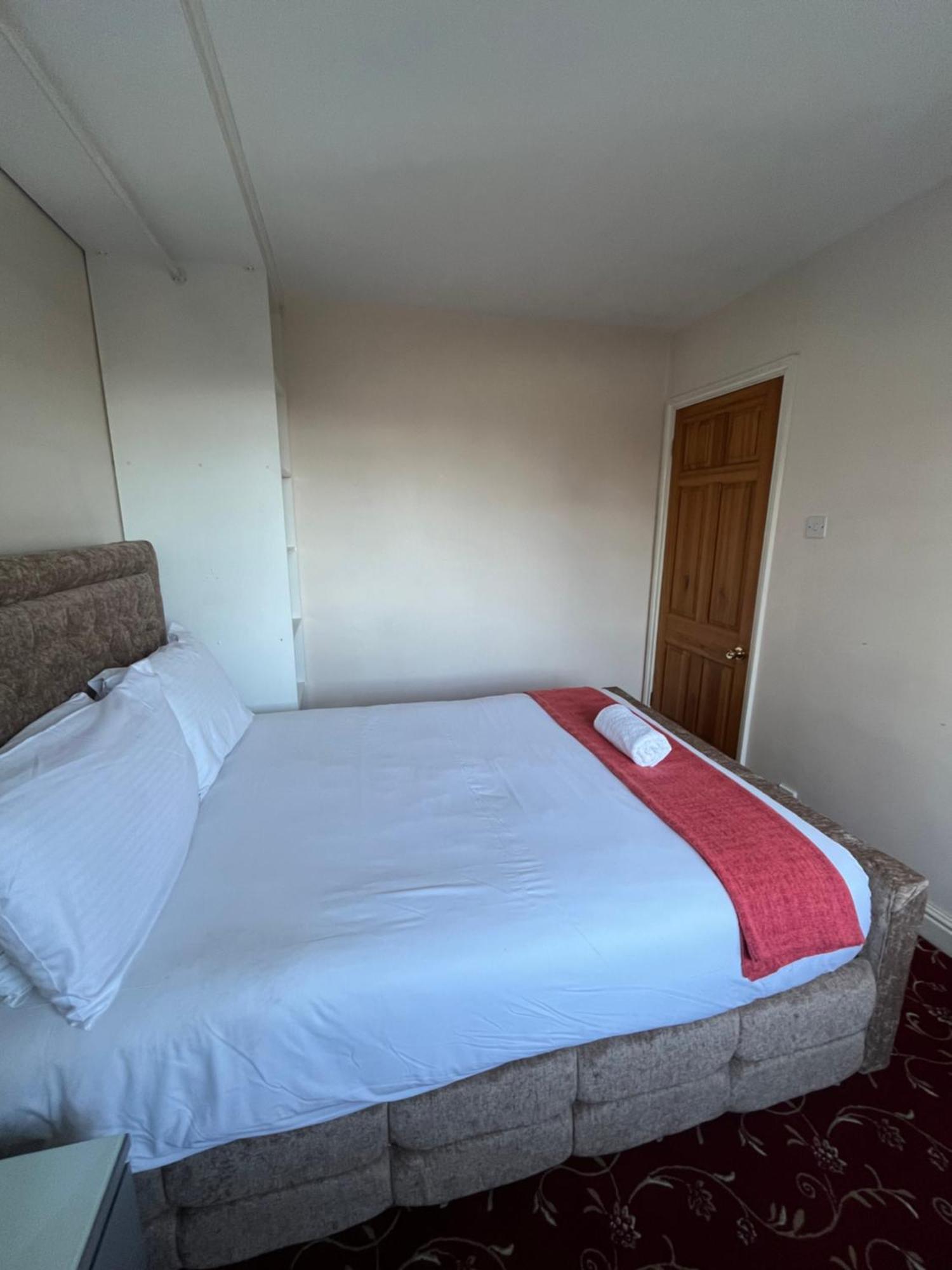 Unwind In Comfort At Cosy Caradus Your 4 Bedroom Home Sweet Home! Birmingham Eksteriør bilde