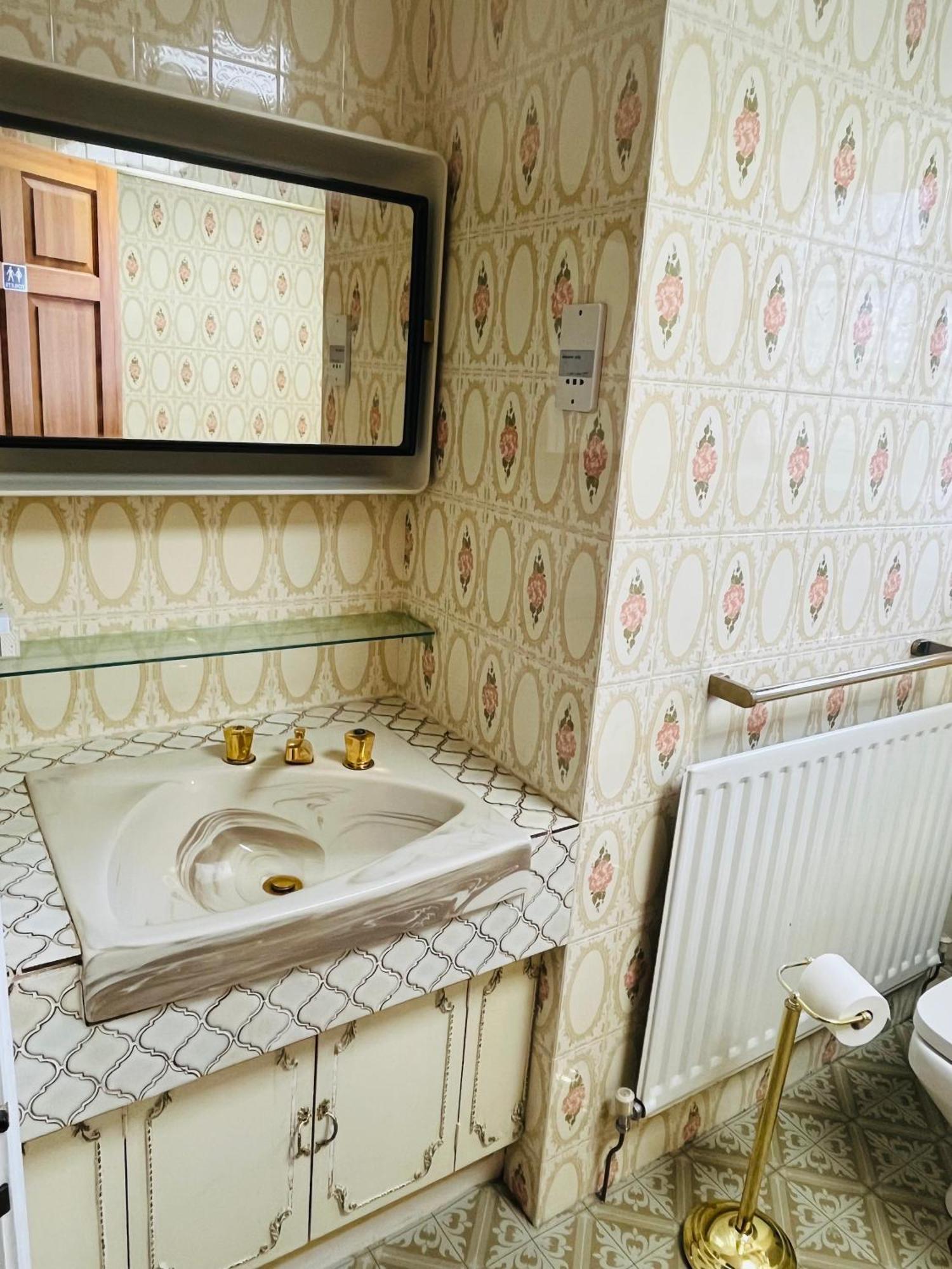 Unwind In Comfort At Cosy Caradus Your 4 Bedroom Home Sweet Home! Birmingham Eksteriør bilde