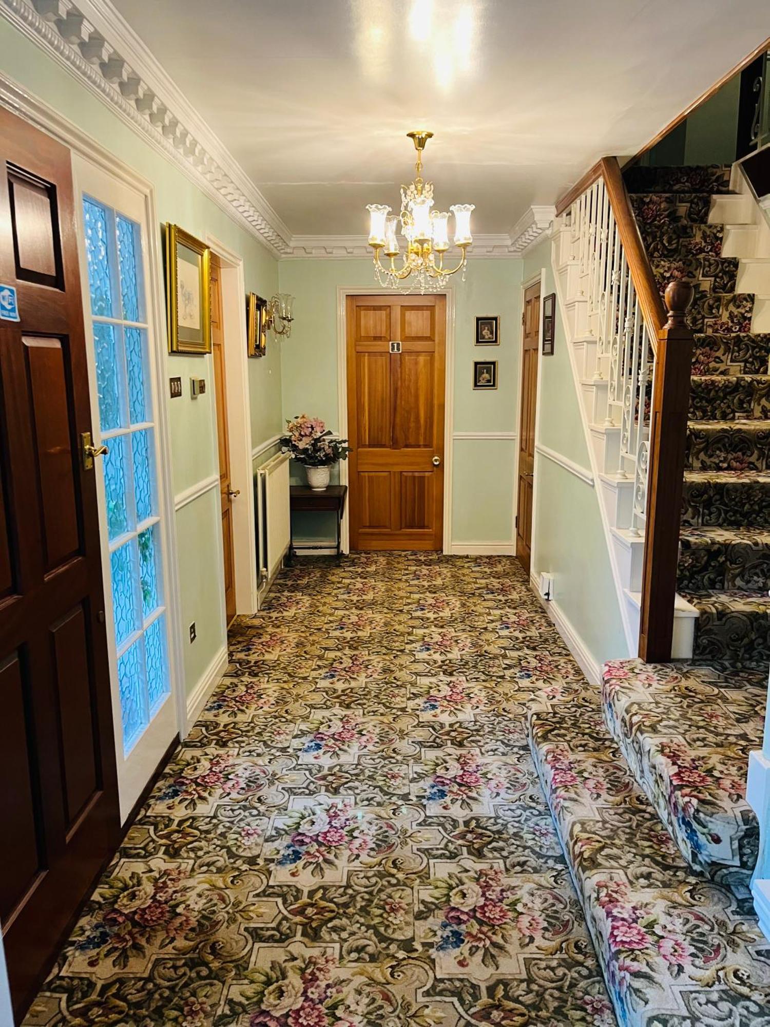 Unwind In Comfort At Cosy Caradus Your 4 Bedroom Home Sweet Home! Birmingham Eksteriør bilde