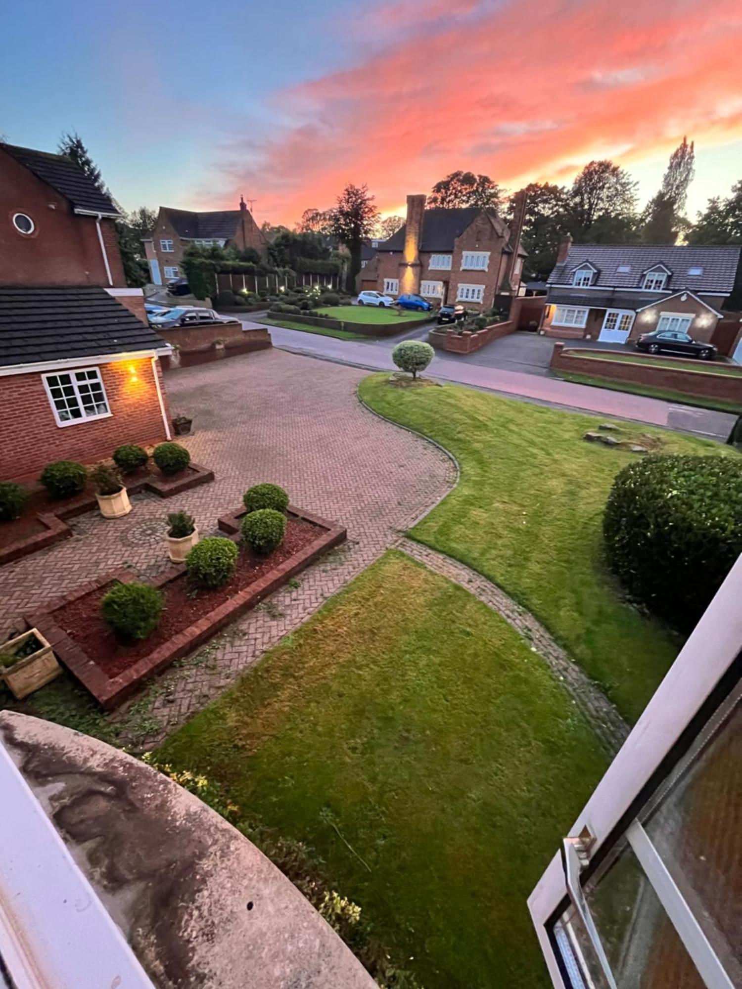 Unwind In Comfort At Cosy Caradus Your 4 Bedroom Home Sweet Home! Birmingham Eksteriør bilde