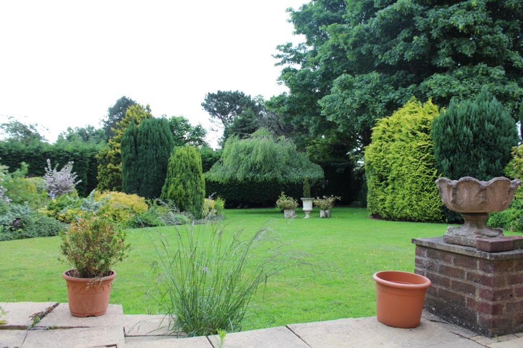 Unwind In Comfort At Cosy Caradus Your 4 Bedroom Home Sweet Home! Birmingham Eksteriør bilde