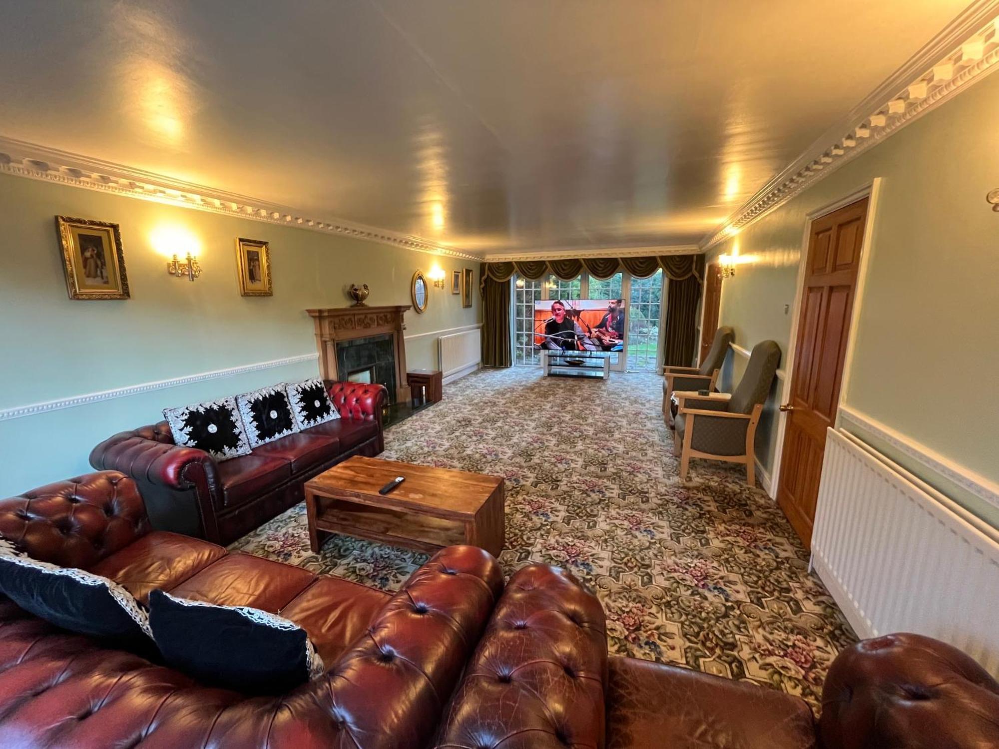 Unwind In Comfort At Cosy Caradus Your 4 Bedroom Home Sweet Home! Birmingham Eksteriør bilde